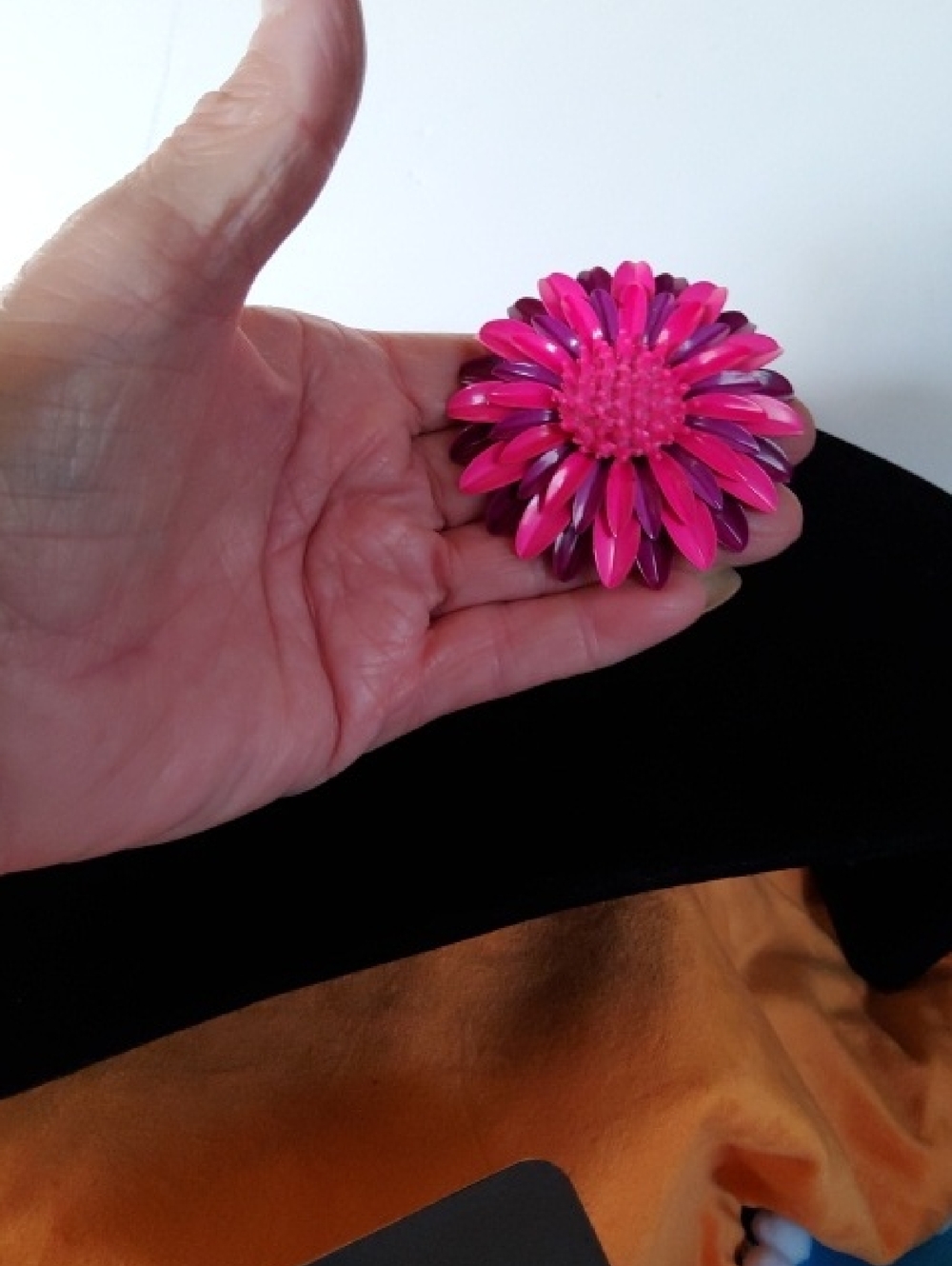 Vintage 1960s Bright Pink/purple Flower Brooch. - Picture 8 of 8